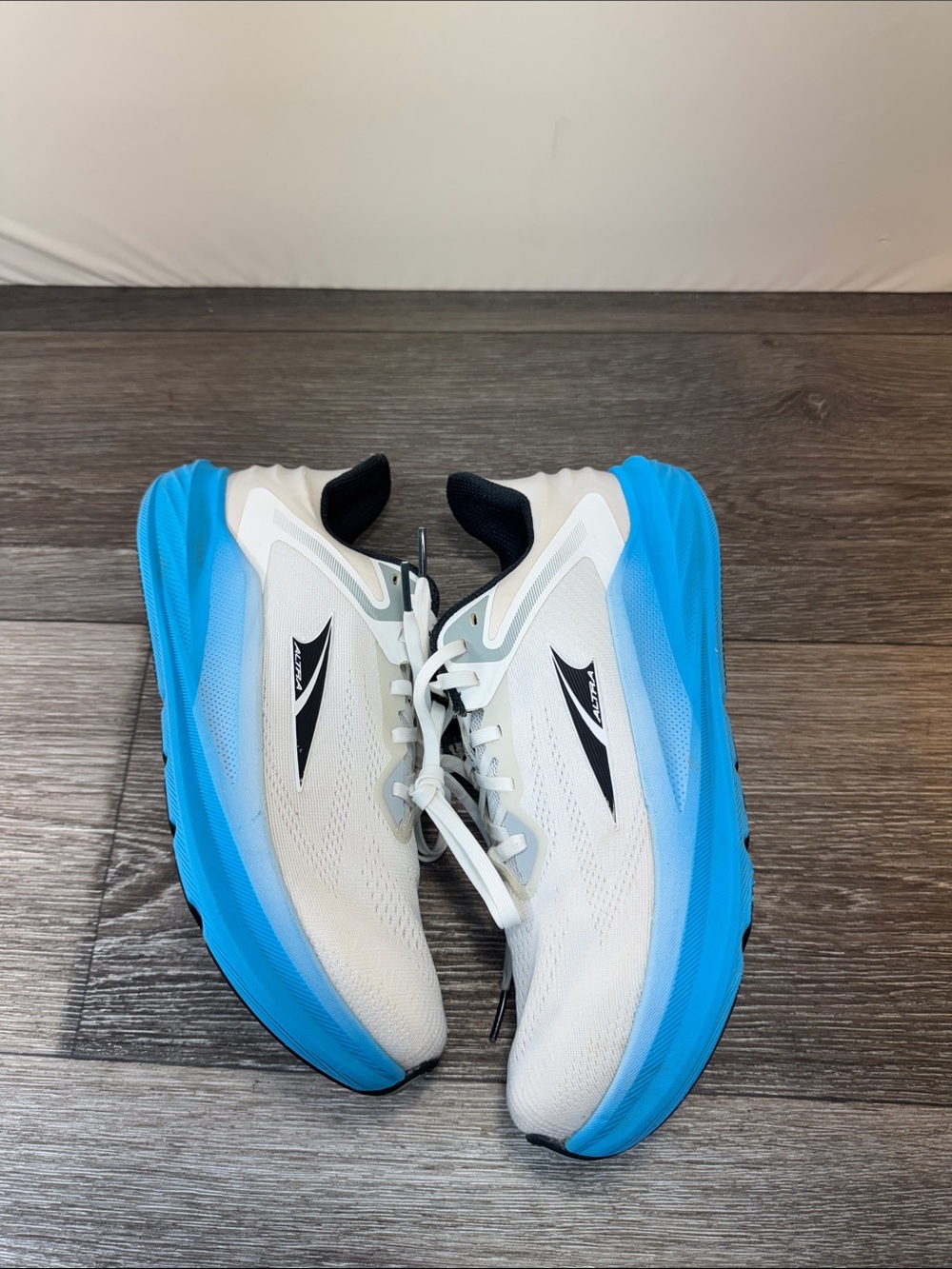 Altra Men's White and Blue Athletic Running Shoes SZ 8.5 (h124) - Picture 1 of 8